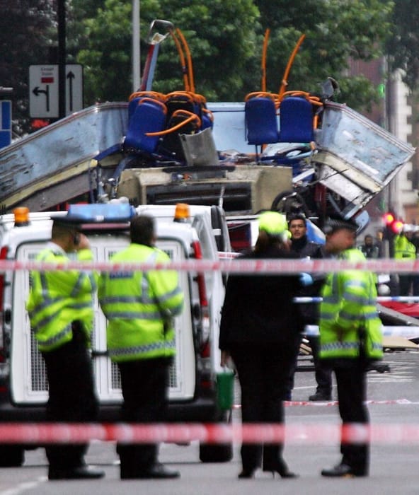 Fotógaléria: Húsz éve volt az 52 halálos áldozatot követelő londoni terrortámadás