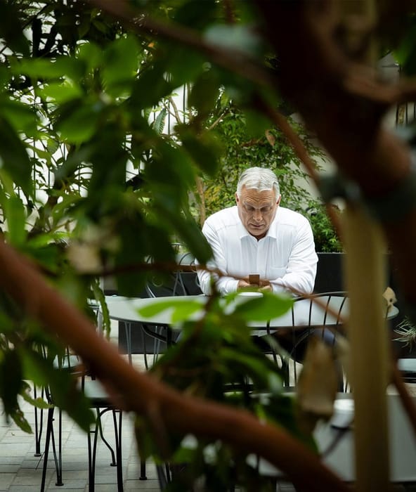Brüsszel elfoglalását ígérgeti, miközben Magyarország kicsúszni látszik Orbán kezei közül