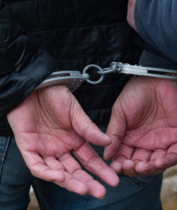 Együttműködtem, mégis órákig térdepeltettek hátrabilincselt kézzel, halálfélelmem volt – személyes beszámoló a rendőrség gödi drograzziájáról