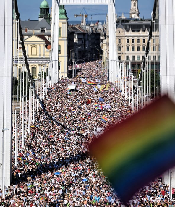 A valaha volt legnagyobb Pride-menet eleje a színpadnál várja, hogy beérjen a tömeg vége – élő közvetítés a büszkeség napjáról
