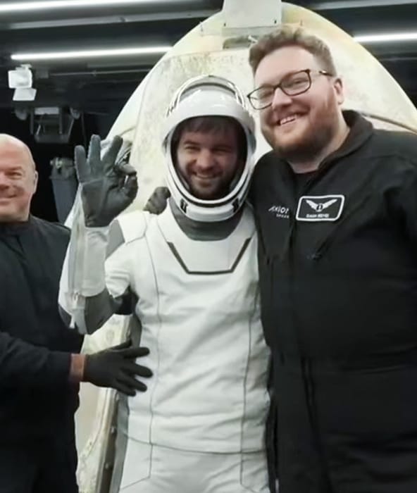 Landolt a Csendes-óceánban Kapu Tiborék űrhajója, kiemelték a legénységet – élő videó
