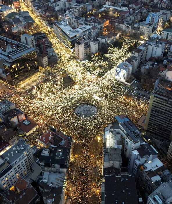 „Az Orbán-rezsim sokkal nagyobb veszélyben van, mint Vucsicsé”