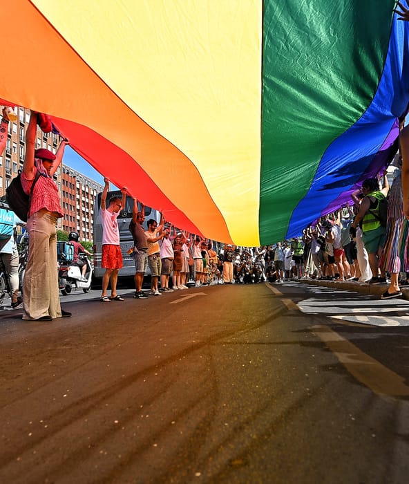 Elindult a 30. Budapest Pride, már kisebb dulakodás is volt, a Mi Hazánk fontolgatja, hogy elindul a felvonulással szemben – élő közvetítés a büszkeség napjáról