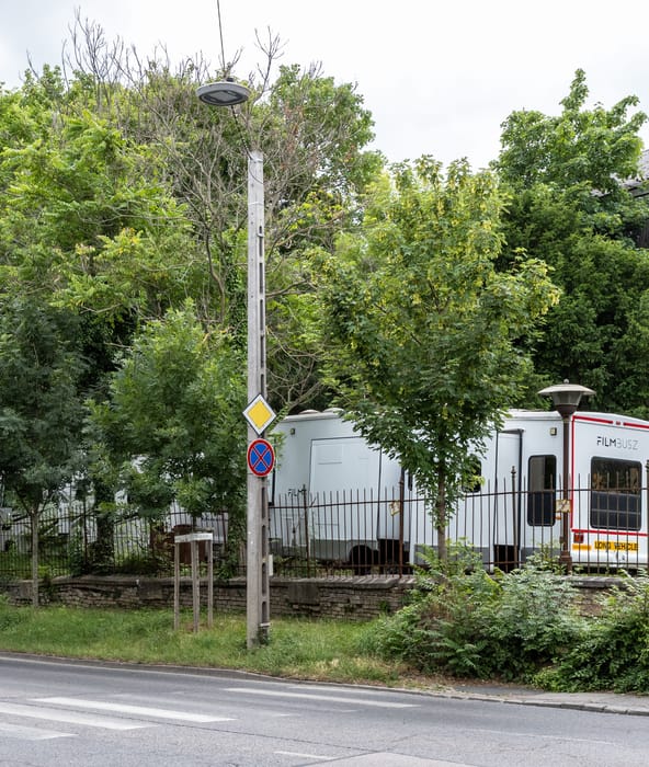 A megígért elitiskolának nyoma sincs, helyette rejtélyes filmforgatásra használják a Lipótmezőt