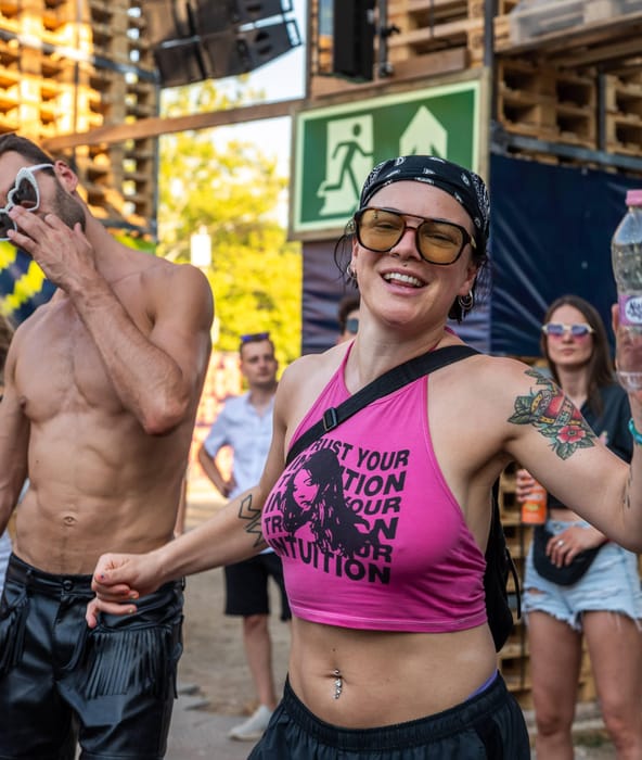 Permetparti, izzadtság, forró hangulat – képeink a Sziget kánikulai szombatjáról