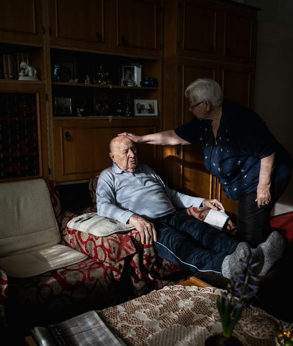 „Ebbe a tükörbe nehéz belenézni” – unokájuk fotózta végig Marika és Sándor tízéves búcsúját