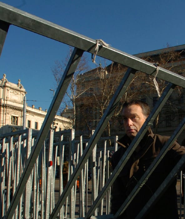 Elektronikus nyomkövetőt kaphat az Orbán-kormánytól az, aki kimenne tüntetni egy Budapesten parádézó diktátor ellen