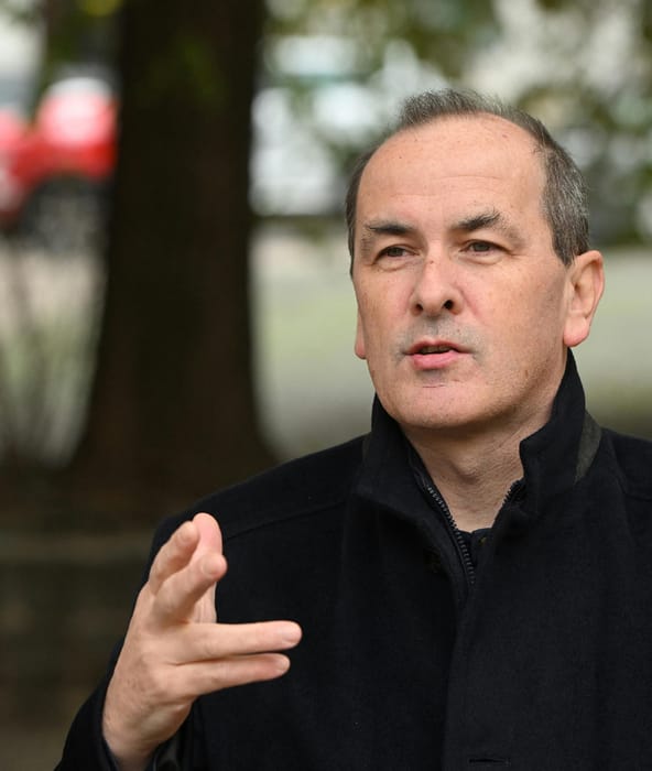 „Darwini kiválasztódást” vezetne be a Tisza az egészségügyben – interjú Hegedűs Zsolt ortopéd sebésszel