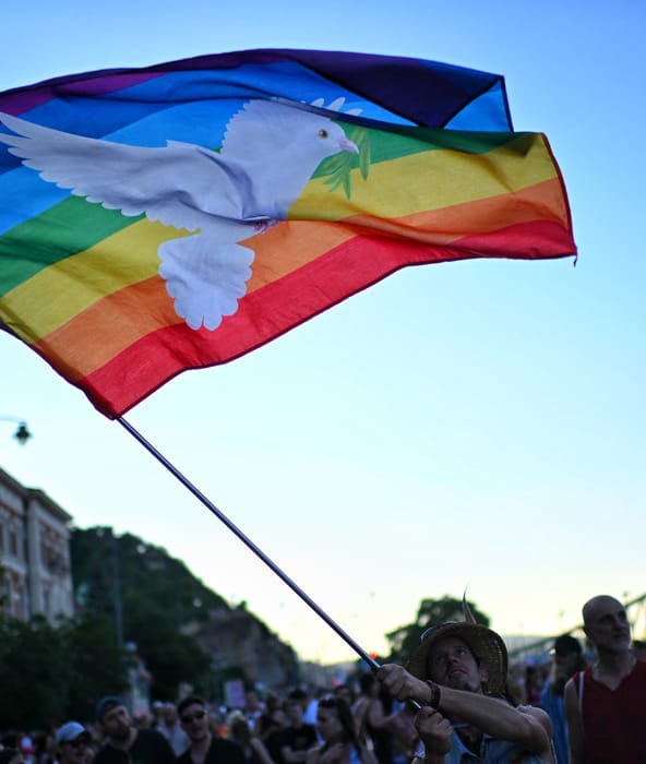 Rekordrészvétel mellett, békésen zajlott le a 30. Budapest Pride, Karácsony szerint Budapest ma Európa fővárosává vált – ilyen volt a felvonulás