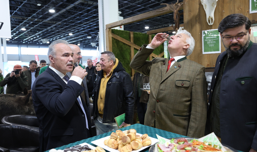 Semjén Zsolt fél egyre bevert két pálinkát, majd elmondta, hogy ő vagy Bayer Zsolt a jobb vadász