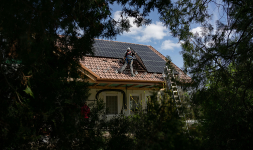 Már eldőltek az első dominók: választás utáni összeomlástól fél a napelemes szakma