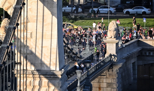 A közmédia riporterét hazaárulózták a Kossuth téren, a Momentum a Várba indult, de visszafordult