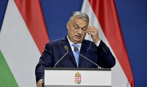 Orbán Viktor két csúcs között, a pad alatt