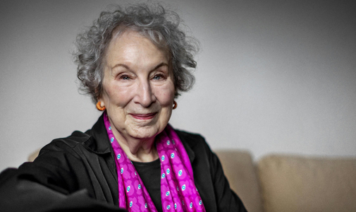 Margaret Atwood a HVG-nek: Ha diktátor vagy, jobb, ha alapos munkát végzel, mert rád omolhat a rendszer