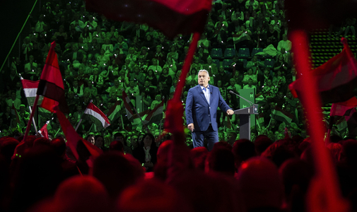 Zászló, zászló, ököl: mikor csap át valódi erőszakba a végsőkig pörgetett szájkarate?