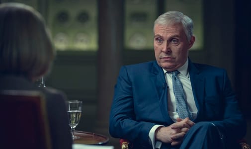 Végignézhetjük, ahogy három nő lecsupaszítja András herceget 