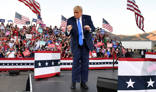 Az én parádém nagyobb, mint a tiéd – Trump teljesítette saját álmát a szülinapjára, a tüntetők másféle tűzijátékkal készülnek