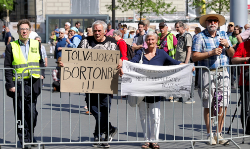 Gyülekezik a tömeg Hadházy Ákos május 1-jei tüntetésére – élőben a Kossuth téri eseményekről