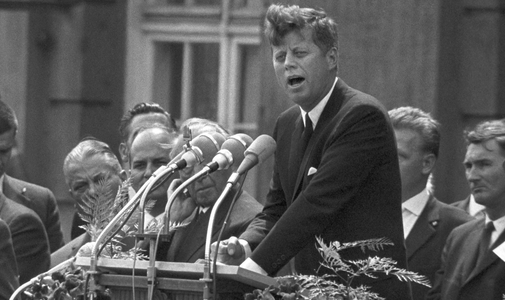 Trump a szavak korlátlan özönében hisz, az amerikaiakhoz Kennedy, Reagan és Clinton tudott igazán szólni