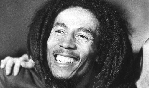 „Szerelem, jólét, mindenki legyen velünk, jah” – halálos ellenségeket pacsiztatott le a koncertjén a 80 éve született Bob Marley