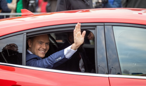Gúzsba kötve marad Donald Tusk kormánya az új elnök mellett és ez a koalíció széteséséhez vezethet