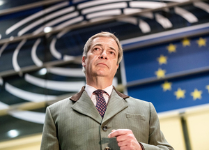 Guardian-kommentár: Farage végre örülhet, mert megpróbálták belefojtani a szót