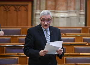 Galamblelkű emberből véresszájú képviselő – kicsoda Halász János, az „átláthatósági” törvény állítólagos szellemi atyja?