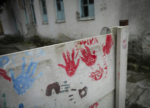 „Nézzen körbe, lát itt drogosokat? Hány zombival találkozott amióta itt van?” – riport Tarnazsadányból