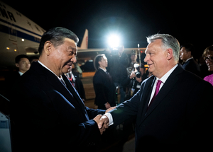 Orbán Viktor saját haszonszerzése érdekében árulja Magyarországot és Európát Kínának