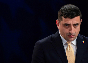 Az erőszakos és törleszkedő, akiben a fociultrák sem bíztak: ki az a George Simion, akit Orbán a magyargyűlölet mellett is támogat?