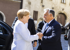 Merkel történelmi hibája: nem parancsolt megálljt Orbán Viktornak - nemzetközi lapszemle