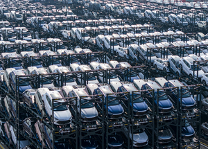 50 százalékos védővámmal fékezhetné csak meg az EU az olcsó kínai e-autók dömpingjét