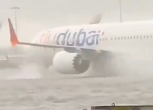 Az áprilisi villámárvíz után újra esik az eső Dubajban, több repülőt is töröltek