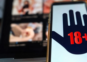 Pornó, iskolai késelés: mit tud a francia elnök arról, hogy van-e módszer a fiatalkorúak kizárására a közösségi oldalakról?
