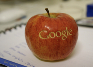 Eskü alatt vallották: mesterségesen bebetonozhatják az iPhone-okba a Google-t