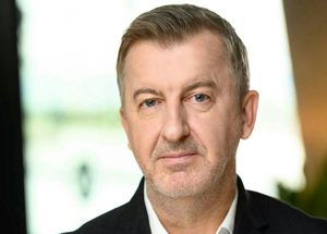 Autómosókba fektet az ingatlanfejlesztő milliárdos
