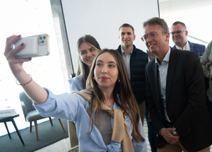 Hankó miniszter szerint csudajó fiatalnak lenni ma Magyarországon. De tényleg az?