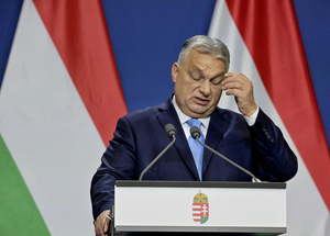 Orbán Viktor két csúcs között, a pad alatt