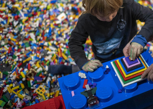 A boltokban és online is hasít a Lego, de karbonlábnyoma csökkentéséhez még hiányzik egy elem