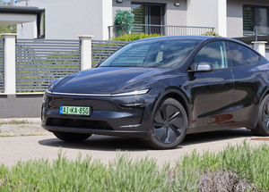 Teszten Magyarország legkelendőbb villanyautója, a cybertekintetű legfrissebb Tesla Model Y