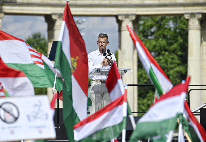 Magyar Péter:  Akarjuk, hogy egy család kezében legyen a fél ország? - tele a Hősök tere a Tisza párt utolsó nagy demonstrációján