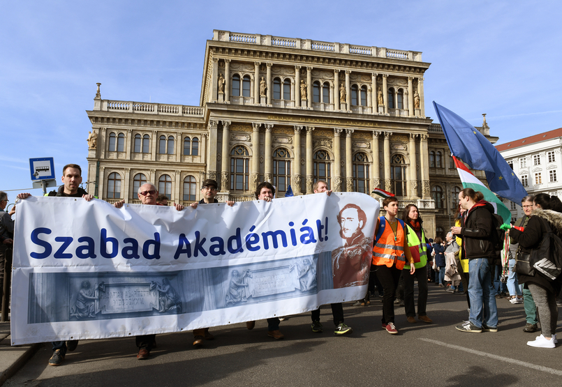 Rendkívüli közgyűlésen döntenek ma az MTA-nál arról, lemondjanak-e vagyonuk jelentős részéről