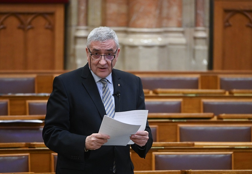 Galamblelkű emberből véresszájú képviselő – kicsoda Halász János, az „átláthatósági” törvény állítólagos szellemi atyja?