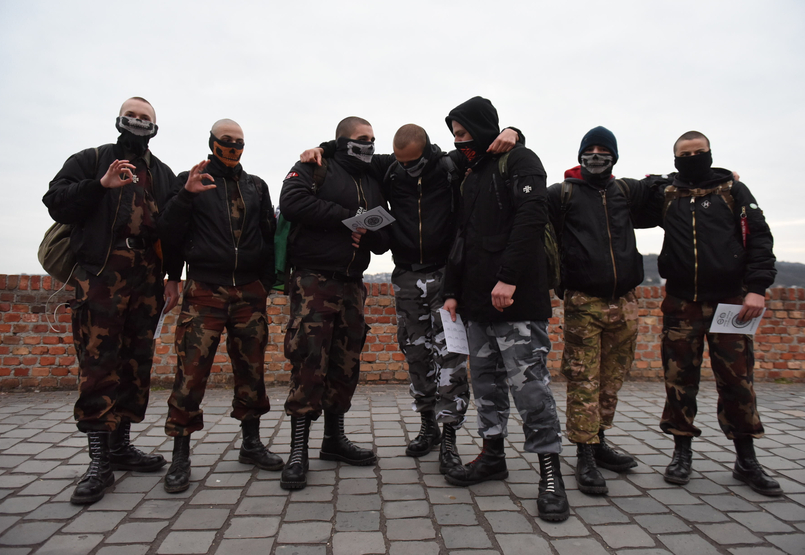 Blackface Magyar Péter, SS-koponyák, a HVG pedig egy „Arschloch” – így vonultak a fel a szélsőjobbosok Budapesten