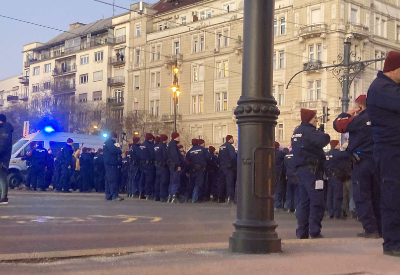 A Margit hídhoz vonultak a Pride betiltása ellen tüntetők, mire a rendőrség lezárta azt a közlekedés elől