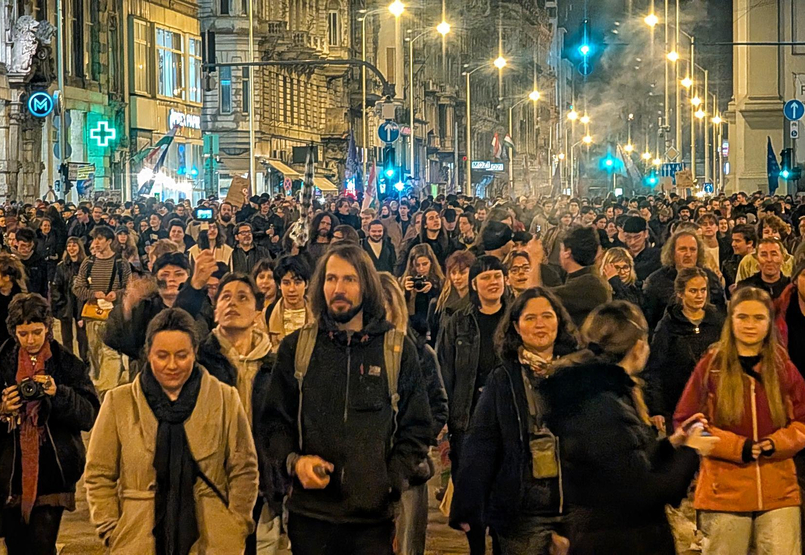 Már a Szabadság hídon égnek a füstgyertyák – egy órára lezárják a hidat a tüntetők (élő közvetítés)