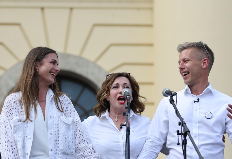 A Tisza Párt EP-jelöltjeinek beszédével elkezdődött Magyar Péter nagygyűlése Debrecenben