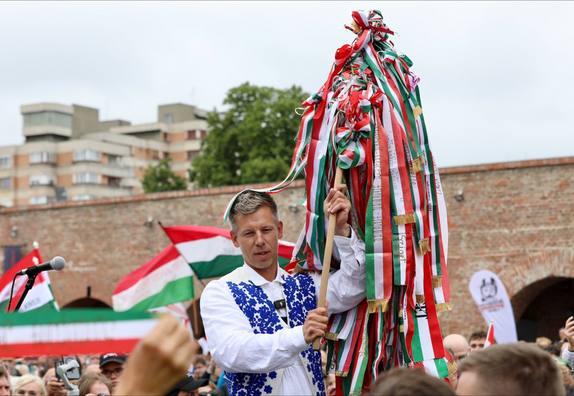 Magyar Péter a Néppártban kémkedő RMDSZ-képviselőkről és buszoztatott provokátorokról beszélt Nagyváradon Magyar Péter a Néppártban kémkedő RMDSZ-képviselőkről és buszoztatott provokátorokról beszélt Nagyváradon