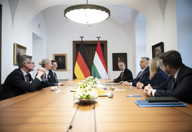 Orbán Viktor az AfD kancellárjelöltjével, Alice Weidellel áll ki a Karmelitában – élő