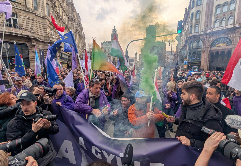 Megtelt a Ferenciek tere a Hadházy-féle tüntetés elejére – élő közvetítés